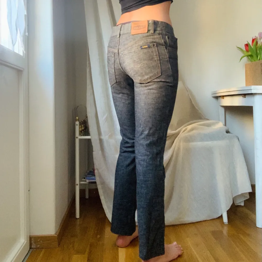 Jeans från det klassiska märket Gul och Blå Stockholm! Grånyans som ser lite ut som kostymbyxor i materialet. Låg midja. Kolla gärna in mina andra jeans! 1 för 150, 2 för 200, 3 för 250. Jeans & Byxor.