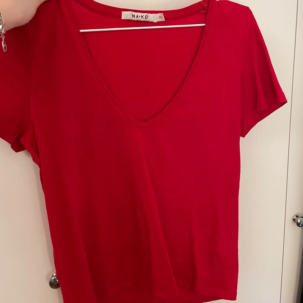 Superfin röd t-shirt från Na-kd. Storlek XXS men passar större.. T-shirts.