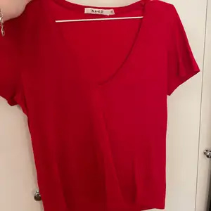 Superfin röd t-shirt från Na-kd. Storlek XXS men passar större.