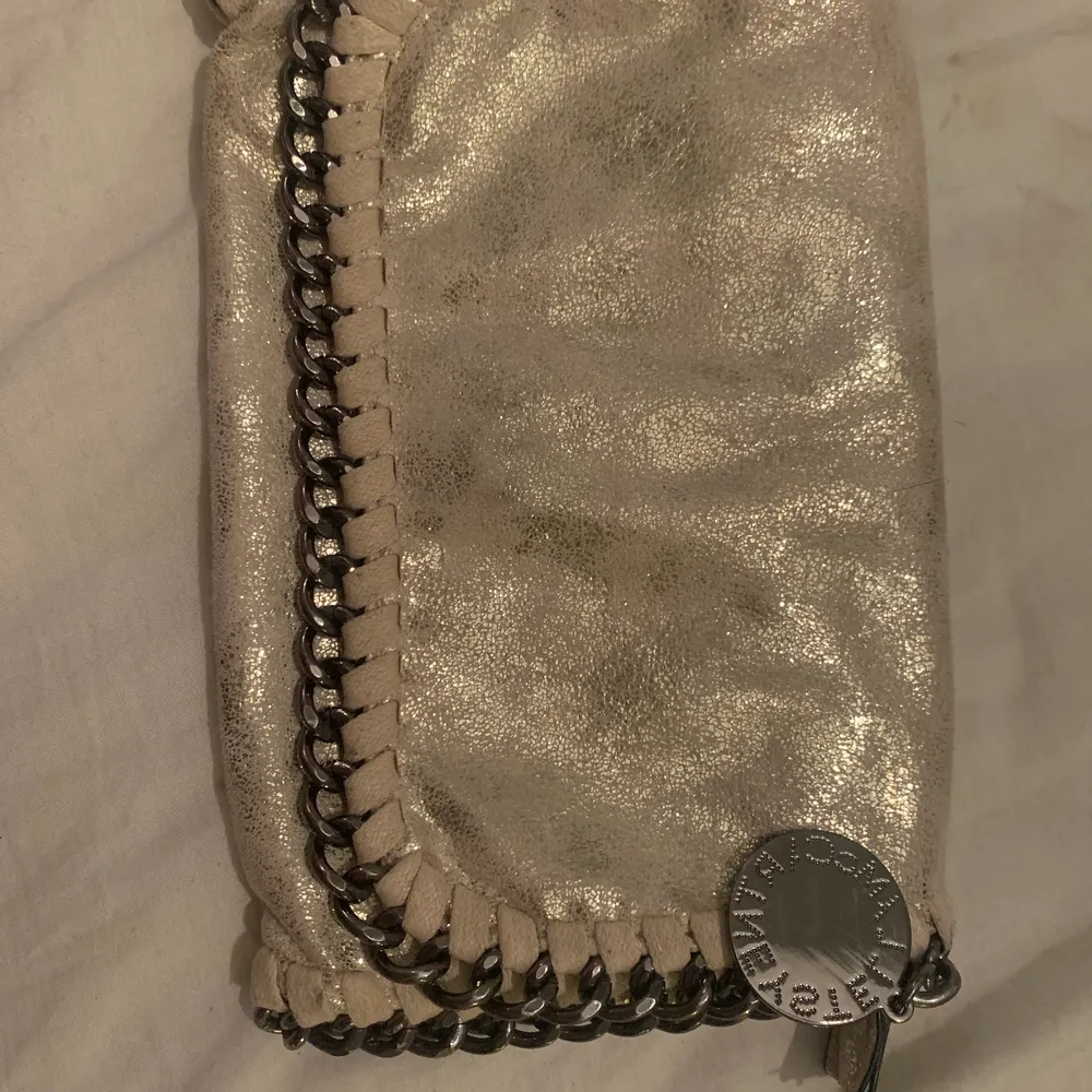 Säljer denna stella mccartney inspirerande väskan, det är en liten clutch som man kan sätta på en kedja på så att man kan ha den crossbody, kedjan jag hade är tyvärr borta men det går att sätta på om så skulle viljas 💕💕❤️‍🔥 KÖP DIREKT FÖR 200 kronor eller lägre pris vid snabb affär + frakt❤️‍🔥💕💕. Väskor.