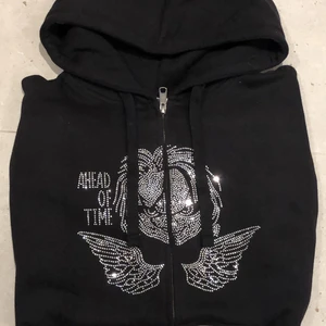 Rhinestone Tröja Ahead Of Time - Finns inne i Blåa Röd o Svart. Strl: SMALL MEDIUM LARGE