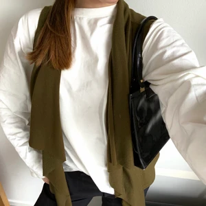 Grön stickad kofta - Denna unika ”koftan” kan pigga upp en tråkig outfit! Grön och så snygg! Köpt vintage och står inte märke eller storlek, men passar allt från XS-S-M beroende på hur man ull att den ska sitta, jag är en S!