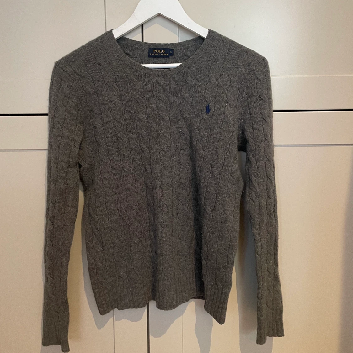 Grå kabelstickad tröja från Ralph Lauren