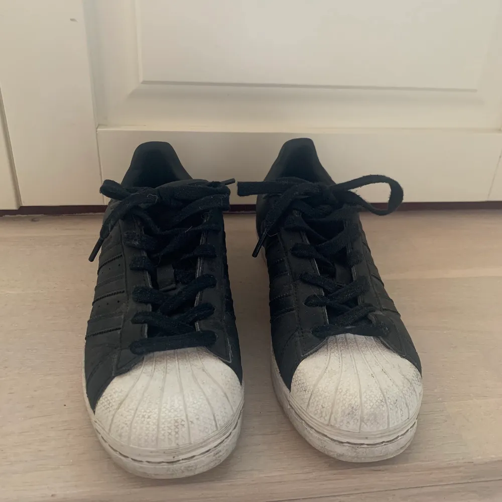 Svarta sneakers från adidas, st 37 1/3. Skor.
