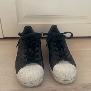Svarta sneakers adidas - Svarta sneakers från adidas, st 37 1/3