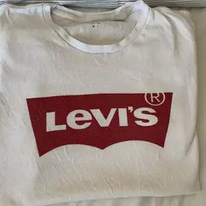 Levi’s t-shirt,  Köpte den för en månad sen men den var för liten därför jag säljer den.