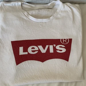 Levi’s tröja - Levi’s t-shirt,  Köpte den för en månad sen men den var för liten därför jag säljer den.