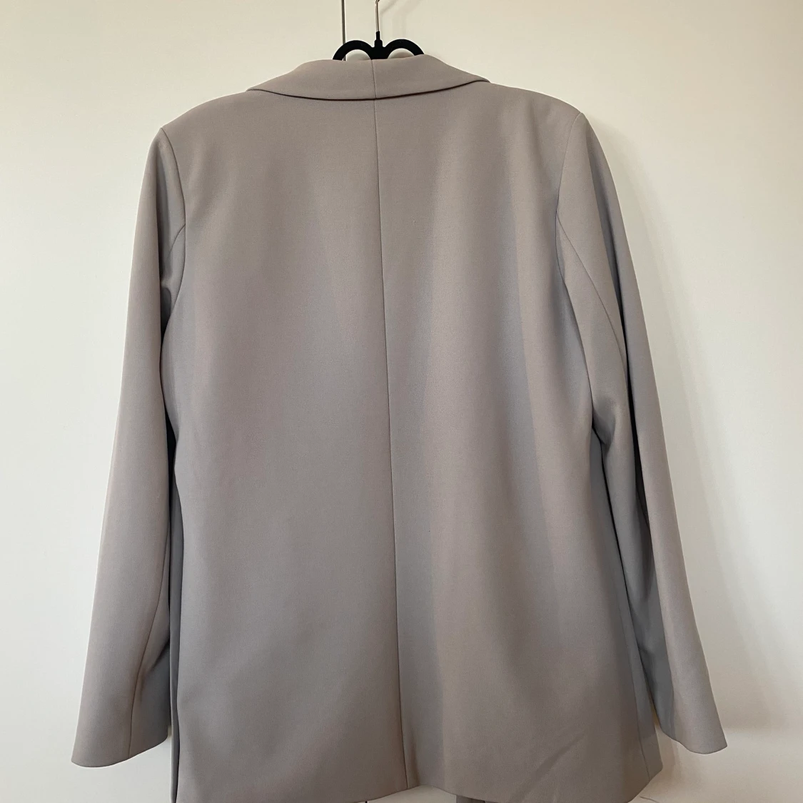 Ljusgrå kavaj med knyte  - 91