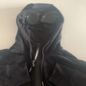 Cp company  - Cp company 🥷 hoodie med dragkedja. Fint skick inte använd mycket. Kom DM för QR koden där man kan se att den är äkta. Pris kan diskuteras!