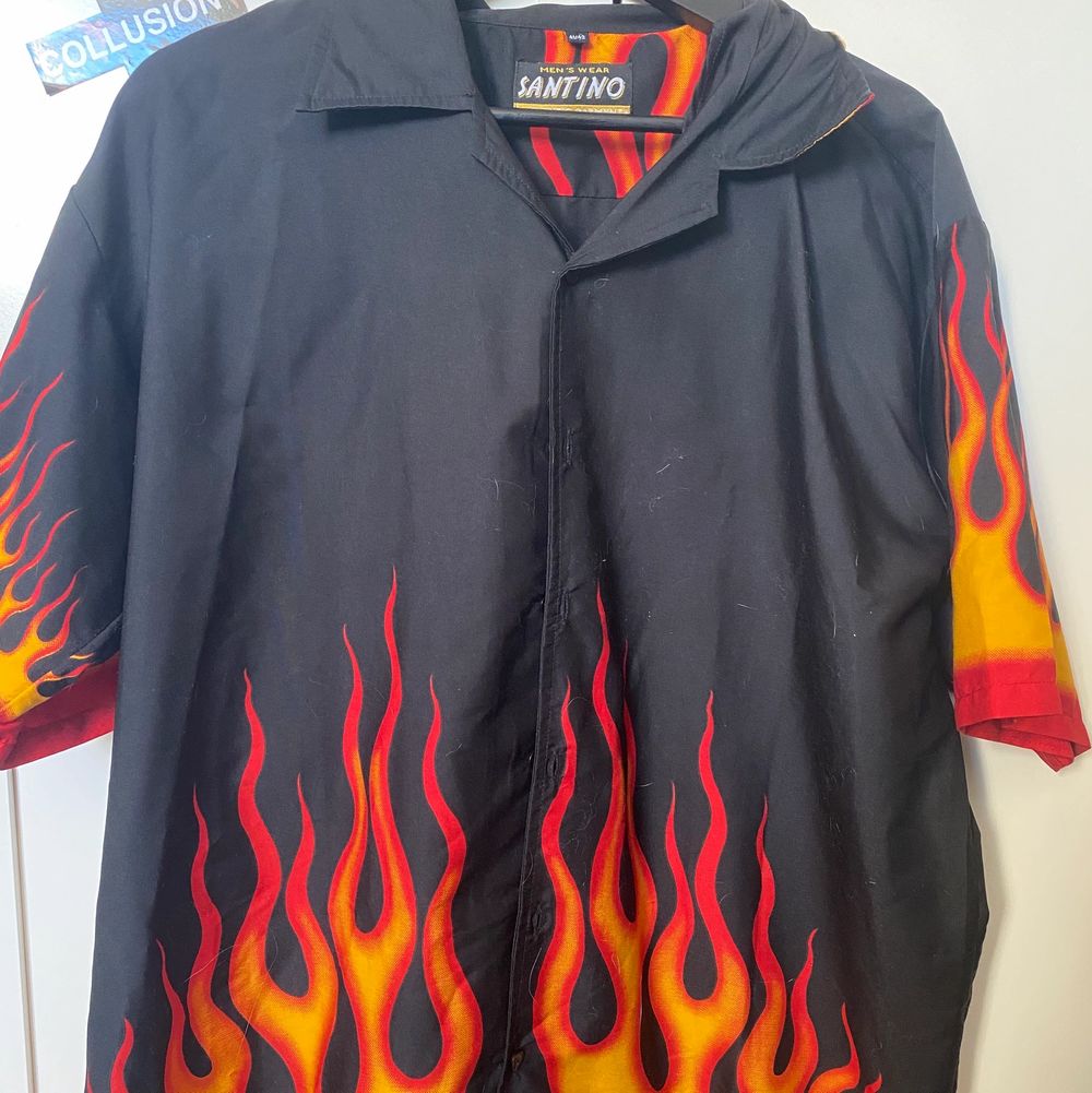 Skjorta med Flames - Skjortor | Plick Second Hand