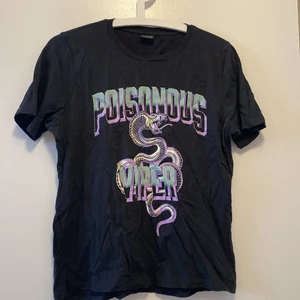 T-shirt med tryck - T-shirt men pastel tryck från Gina. Inte min stil. Endast använd fåtal gånger!