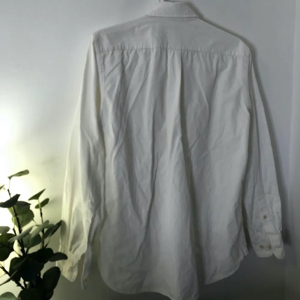 Knappt använd vit manchester skjorta från märket UNIQLO. Storlek xs.  Skickar endast! 😇. Skjortor.