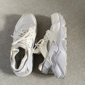 Nike air huarache - Nike Air Huarache i en snygg vit/beige färg! De tvättas såklart av innan jag säljer, men redan i bra skick innan 🤍 nypris 1 349kr