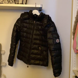 Monclear jacka - Säljer nu min fina monclear jacka. Jackan är använd en del därav priset, den har inga defekter och ser väldigt fräsch ut. Kontakta gärrna för fler frågor!❤️ (vid snabb affär kan jag gå ner i pris!)