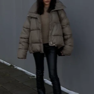 H&m militär grön oversized vinter jacka  - Super varm och snygg! Har storlek s vanligtvis men denna är  xl för att få oversized looken! Sitter verkligen så fint på alla storlekar! Möts upp i Stockholm 🤍