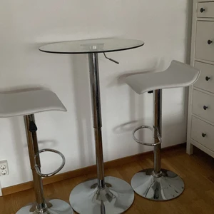 Vin bord 🥂 - Vin bord stolarna ingår, nytt o fräscht bord, och jätte bara skick 