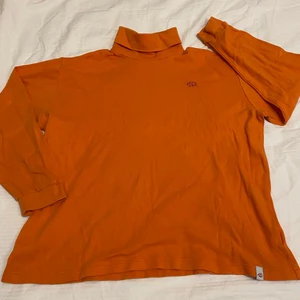 orange polotröja  - snygg polo med broderi, uppskattas strl L