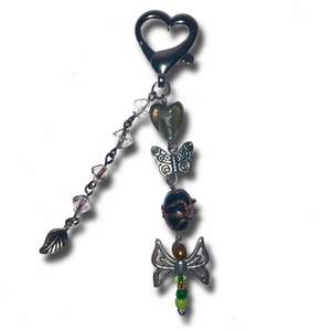 Handgjord nyckelring med en samlig av olika sorters pärlor och charms 🪲 50kr + 12kr frakt
