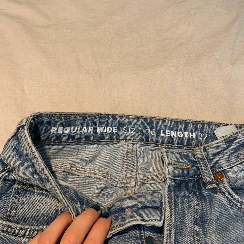 Första bilden visar modellen på jeansen. Mina jeans är exakt samma modell fast dessa har hål i sig. . Jeans & Byxor.