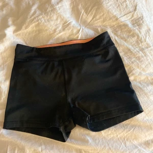 H&M - Säljer dessa super snygga tränings shortsen.💕säljer pga att dom inte används längre⚡️ Köpt för ca 90kr storlek 10-12 men är stretchiga och funkar på mig som  är 14