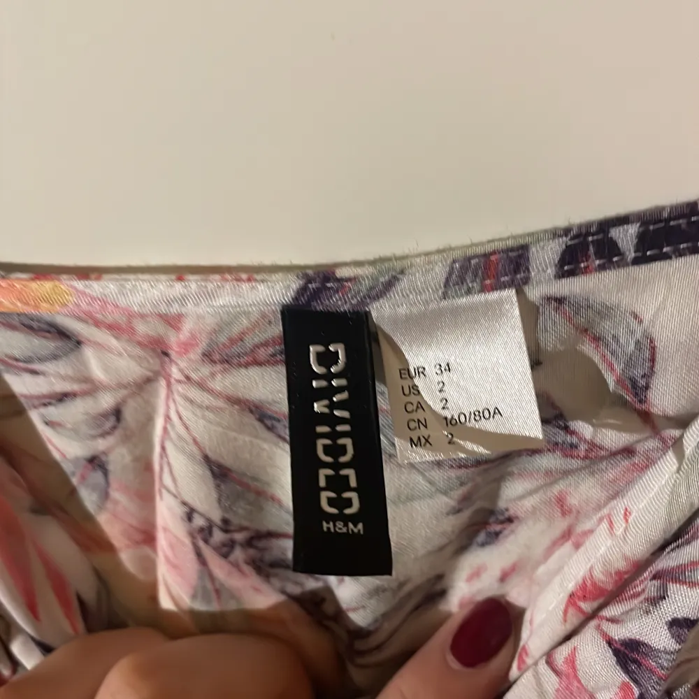 Blommig skön klänning från hm. Mekot.