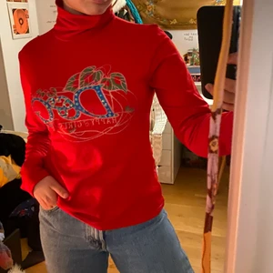 Polo med paljetter ☺️ - Skitcool polo från humana. (Förmodligen fake Dolce & Gabbana) :) några paljetter har fallit av, annars är den i fint skick. 💕💕 storlek framgår ej, men den passar perfekt på mig som har S.