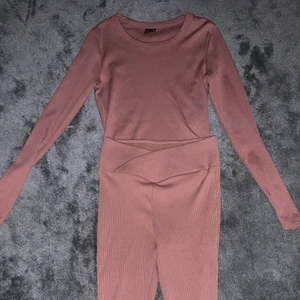 Rosa sätt - Rosa ribbat sätt från Gina tricot i strl tröjan=Xs byxan=S så fint och bra skick och kvalitet, skönt.