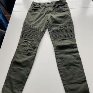 millitär färgade byxor - Millitär färgade byxor med kedjor och andra unika och coola detaljer, passformen är jättefin dom sitter jättefint fram och baktill! 💓