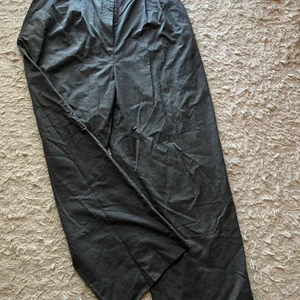 Kostymbyxor gråa - Ett par gråa kostymbyxor från h&m, de är ljusare i verkligheten. Endast använda en gång.