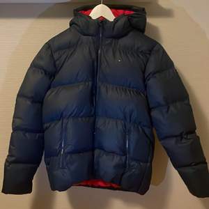 Säljer min dunjacka från Tommy hilfiger i färgen mörkblå då den blivit för liten. Endast använd en vinter så skicket på jackan är väldigt bra. Hör av dig vid frågor eller funderingar.