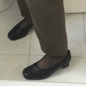 Svarta högklackade skor i storlek 39 - Svarta högklackade skor i storlek 39 med typ 4 cm hög klack. Jag är osäker om materialet är riktig läder eller imitation. I bra skick. 