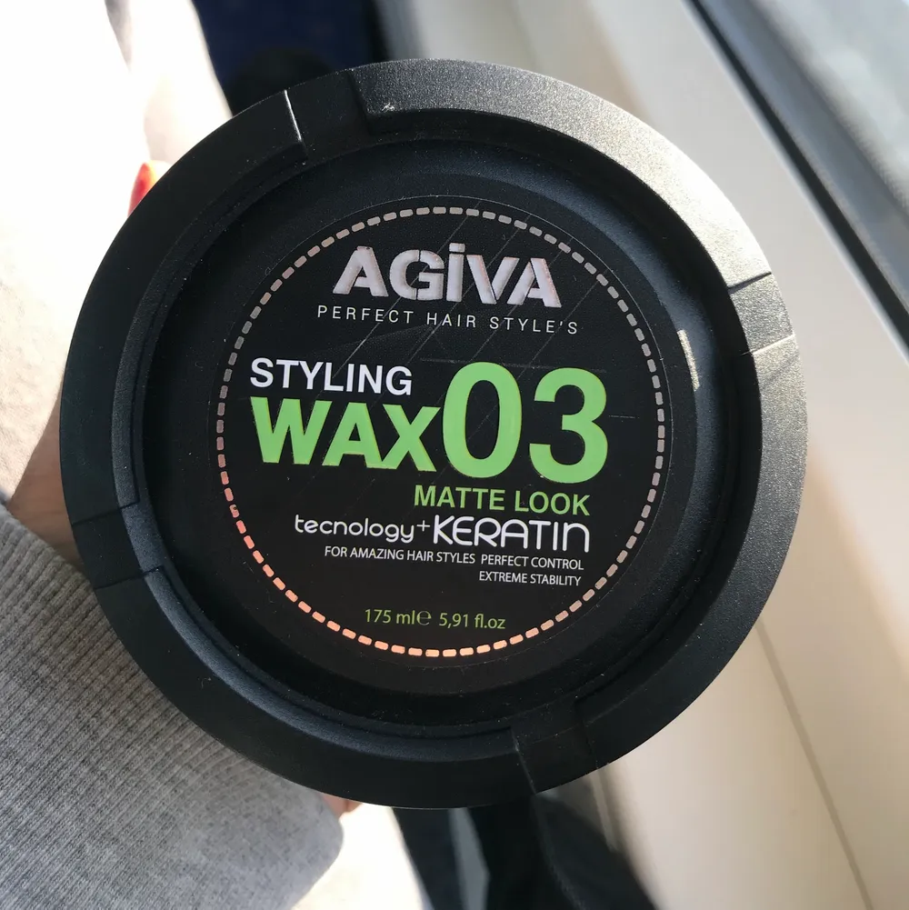 Styling hår wax i extreme stability, funkar till allt såsom bular, tofsar och andra frisyrer!! Frakt betalas av köparen :). Övrigt.