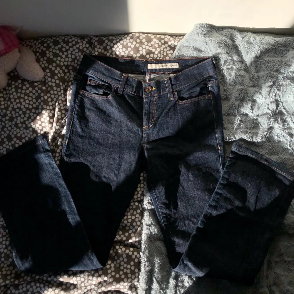Jeans från märket DKNY. Köpta secondhand. Midjemåttet är ca 80 cm och innerbenslängden ca 77 cm. . Jeans & Byxor.