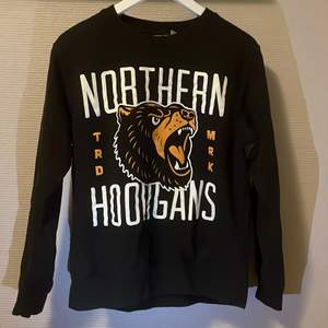 Säljer en Northern Hooligans sweatshirt i storlek S. Endast använd 2-3 gånger så skicket på den är väldigt bra.
