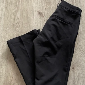 Kosymbyxor - Vida kostymbyxor från BIKBOK, säljer för de är för små. Knappt använda! Köparen står för frakr