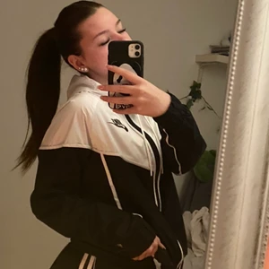 Nike vind jacka  - Säljer min Nike vind jacka, använd typ 2 gånger. Säljer den pga inte min stil längre. 