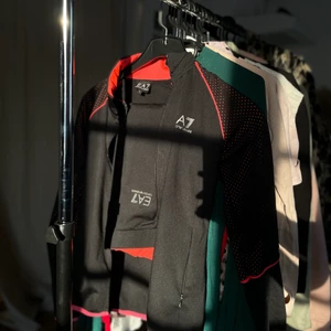 EA7 dress - Emporio Armani dress i rosa och svart. Jättesnyggt och därför väl använt, men i bra skick!🌸 Står att detta set är i strl L men det passar mig som har S. Köparen står för eventuell frakt!✌🏼 