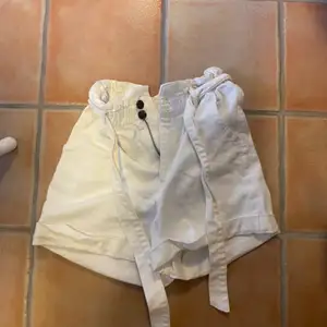 Vita shorts med knytning, snygga i färgen och använd ett par fåtal gånger 