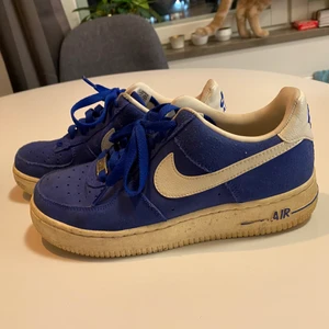 Nike air force - Super fina blåa Nike air force säljas pga lite för små för mig. Använda ett fåtal gånger så normalt slitage men inga skador eller liknande👍🏼 köparen står för frakten 😌