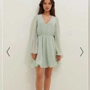 Sommarklänning från NA-KD  - Prislappen är på fortfarande, hann aldrig använda den då jag beställde klänningen i slutet av augusti, så aldrig använt ute