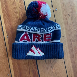 Åre mössa - Jättefin och nästan helt oanvänd mössa köpt i Åre. Passar alla! Köp direkt för 300kr! BUD PÅ 200!!!! (750kr var ett oseriöst bud från något konstigt konto..☺️)