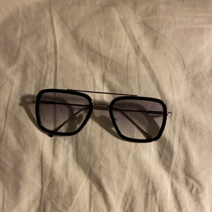 Solglasögon  - Svarta bågar med tonade glas