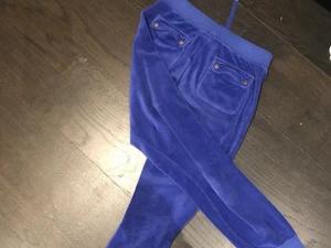 Juicy byxor - Lägger upp dessa igen pga oseriös köpare💗 jättefina mörkblåa juicy couture byxor (äkta såklart ) med fickor bak💗. Dem har muddar nere och är lite kort på mig som är runt 165 cm. Har ett märke på framsidan som är lite slitet men absolut inget man tänker på💗 startpris på 200kr. Köpare står för frakt💗PRISET KOM UPP TILL 910 MEN BUDAREN SWISHA INTE. KÖP DIREKT FÖR 500kr ELLER SÅ DISKUTERAR VI PRISET💗DEM ÄR KVAR!💗