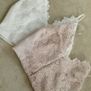 Två sommartoppar - Två likadana sommartoppar från bikbok i beige och vit. St XS