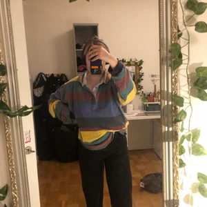 Tröja som var min pappas på 70,80 talet - Jätte fin tröja som är sådär fin ”söndertvättad”. Tröjan var min passas på 70,80 talet och har hängt med ett bra tag, men eftersom jag inte använder den så mycket så tar jag beslutet att sälja den💞 