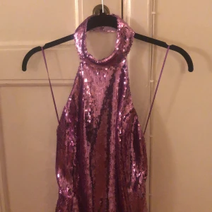 Snygg festtopp från Zara - Använd en gång, så gott som ny . Storlek X-small. 