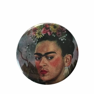 Frida Kahlo-pin - Pin med Frida Kahlo på. I använt skick (lite repig. Se bild). Frakt: 13kr