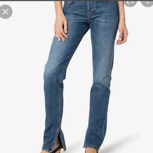 Ganni - Säljer mina ganni jeans i storlek 40,🤟🏾använda men inga ytliga slitage. De är raka med slits! Nypris ca 2000kr
