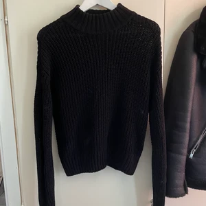 Stickad tröja - Säljer en stickad tröja för tjejer i storlek S. Det är inga fel på den. För mer bilder är det bara att skriva ✍️ 