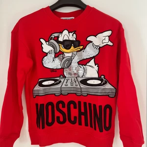 H&MOSCHINO - Sweatshirt i rak modell med paljett tryck. 